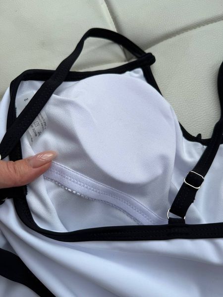 Суцільний купальник з вирізом і чорна окантовка з тонким поясом, білий 2982/36-S фото