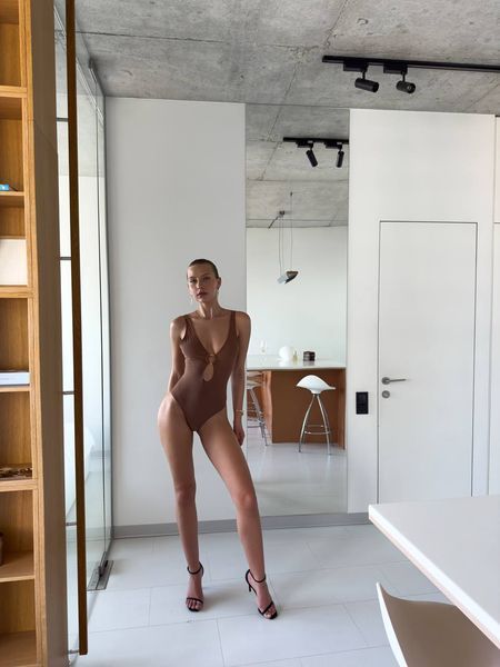 Купальник суцільний з глибоким декольте та модним кільцем по центру коричневий 2953/73-S фото